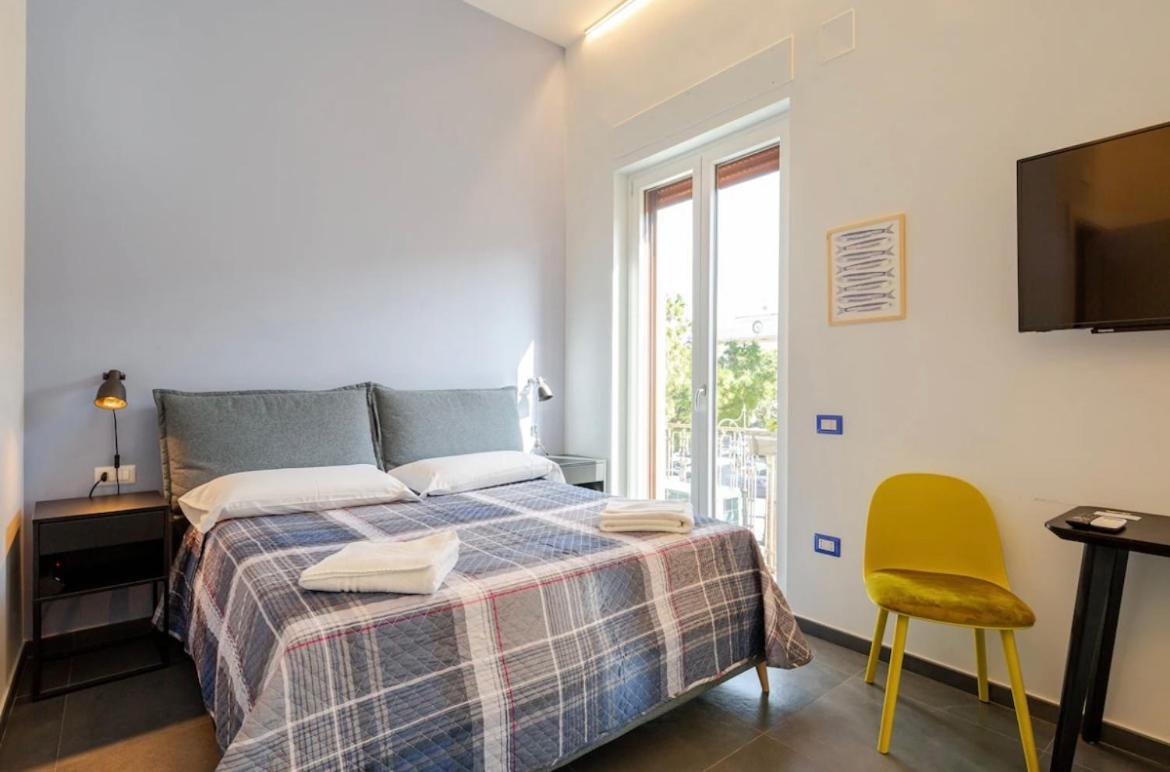 B&B Un Passo Dal Treno Piazza Vittorio Veneto 36-Salerno Station Exteriér fotografie