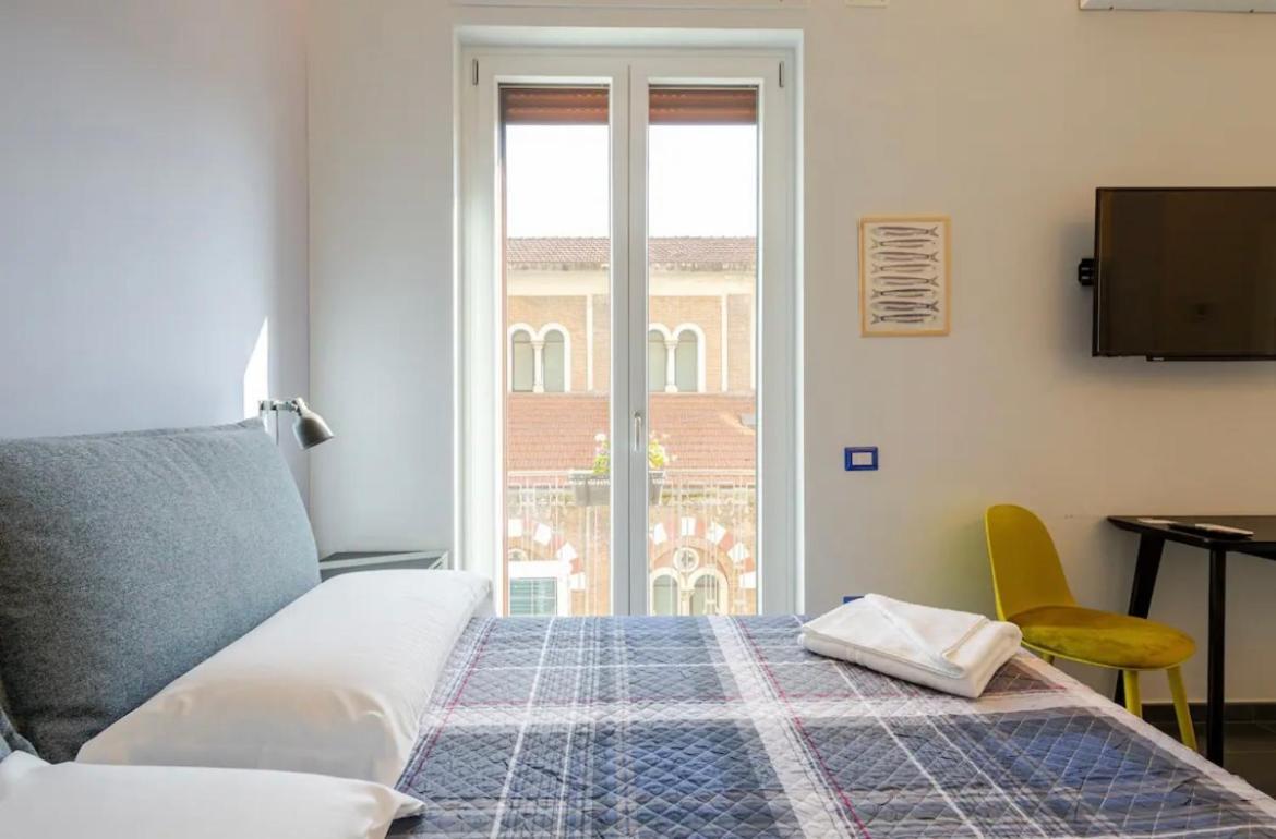 B&B Un Passo Dal Treno Piazza Vittorio Veneto 36-Salerno Station Exteriér fotografie