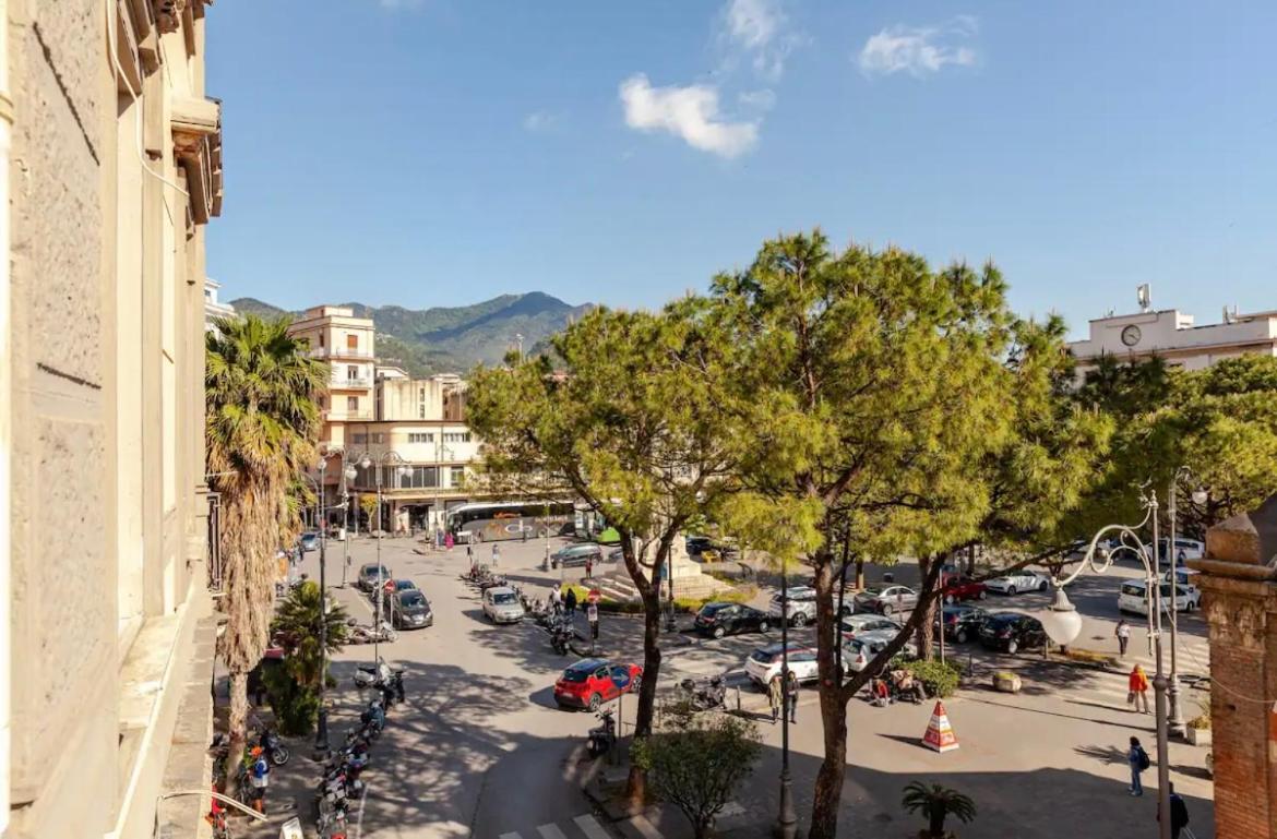 B&B Un Passo Dal Treno Piazza Vittorio Veneto 36-Salerno Station Exteriér fotografie